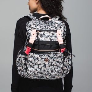 EUC Lululemon traveling yogini in RARE pink/black